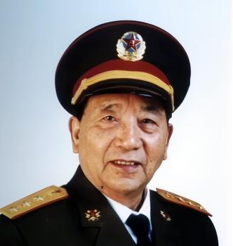 1931年，徐向前骑马经过一堆尸体，这时，他发现一具尸体动了一下，就让人把他救起