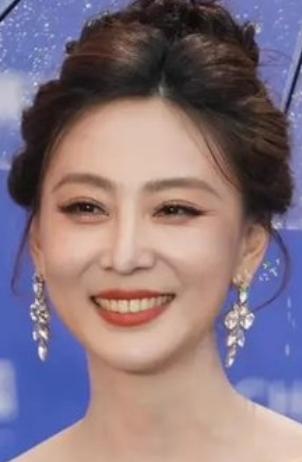 2026年4月16日，第十六届北京国际电影节开幕式红毯环节遭遇暴雨天气。开幕式红