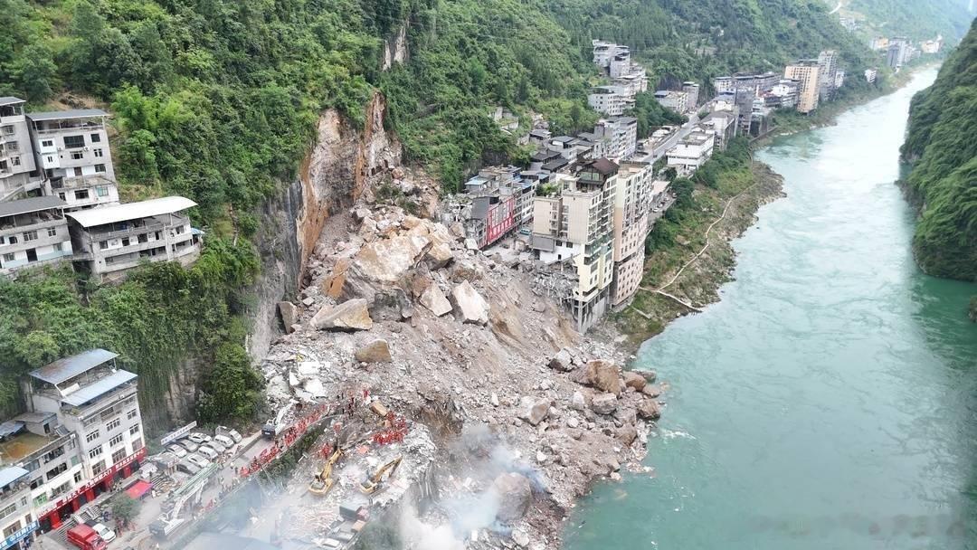 重庆山体崩塌若遇强降雨或再次失稳7月17日，重庆彭水县汉葭街道发生山体崩塌，总方
