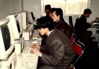 1984年洛杉矶奥运会，全球七千多名记者都在用电脑发稿，只有中国人趴在桌上手写。