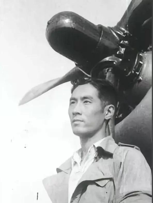 1944年，飞行员王光复，炸完日军军列准备往回飞。路过荆门机场时，看到几架日本飞
