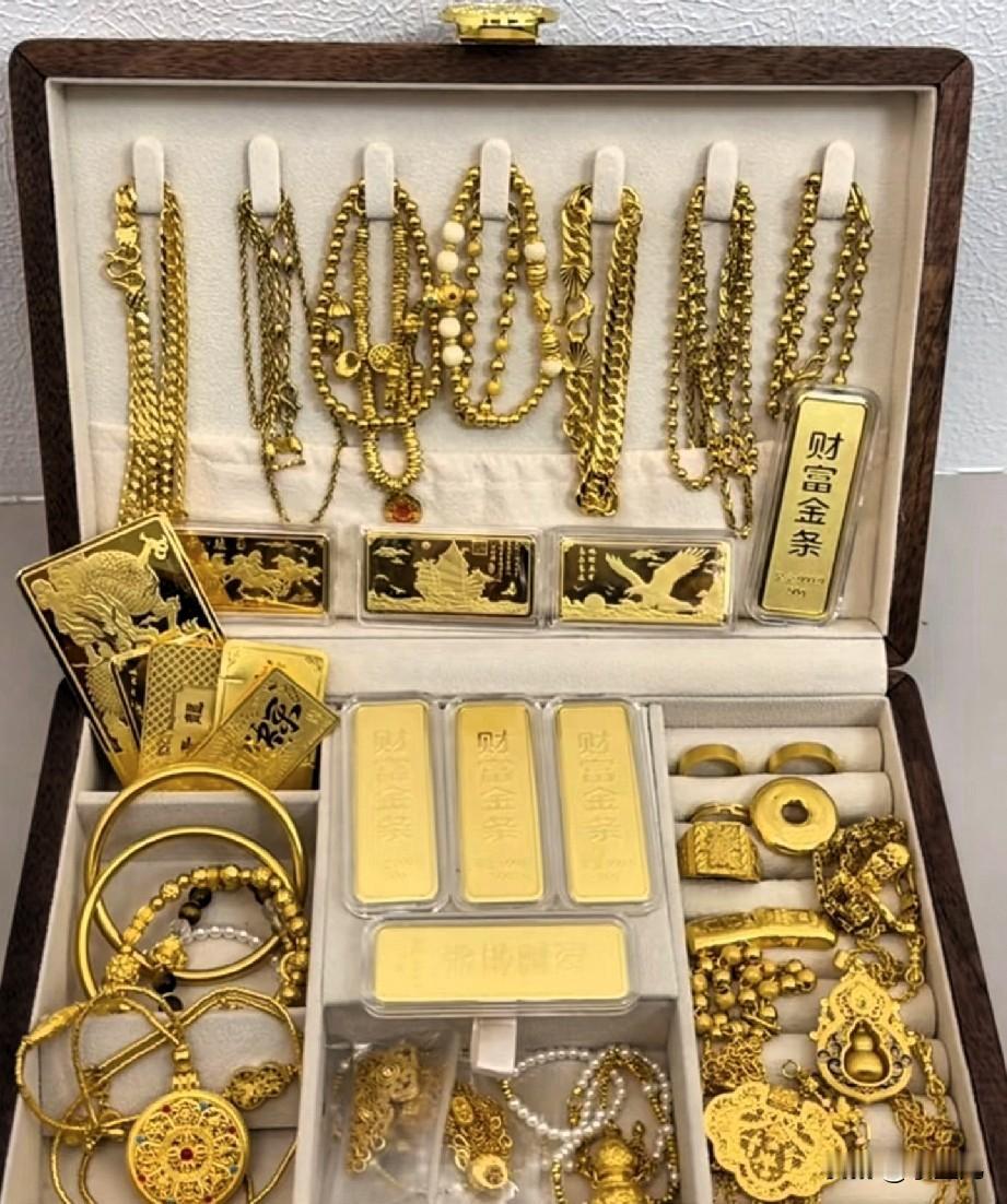 别再等金价跌回500元一克了，这事基本没可能！现在国内基础金价都超900元/克，