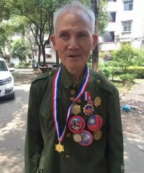 1945年，一名机枪为绕过敌人视线，走了两里山路，意外发现100多名日军正在毫无