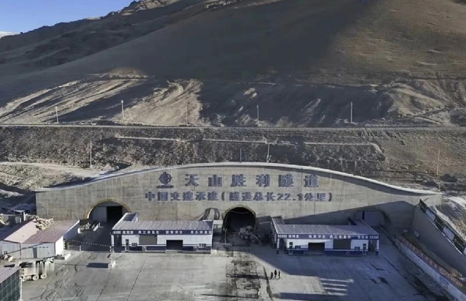 “中国人打穿了天山”拉近了南北疆直接的距离。穿越天山仅需20分钟！天山胜利隧
