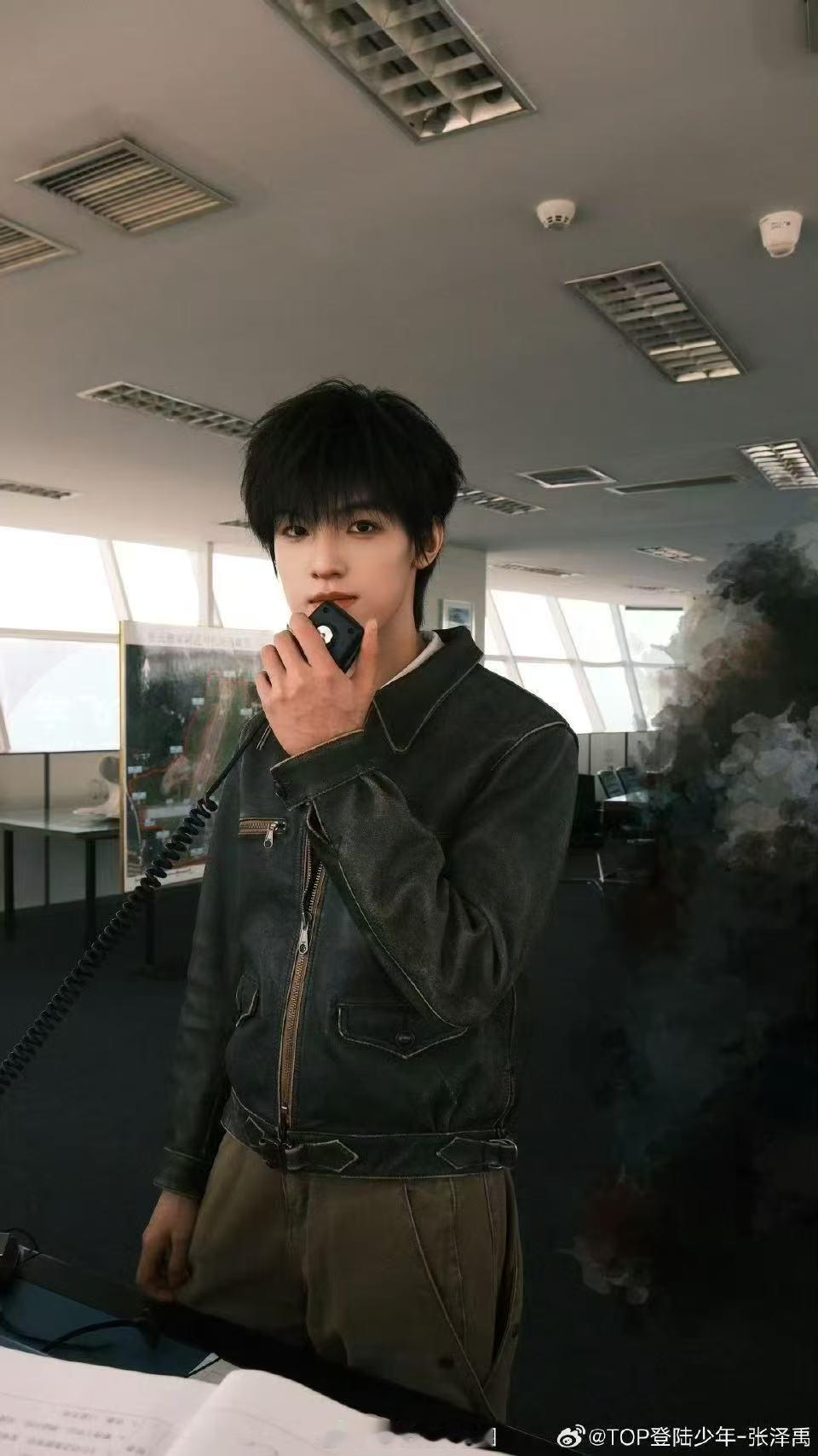 张泽禹小狗尾巴解锁张泽禹呆萌可爱一面，灵动俏皮自带萌点，小狗既视感十足，可爱程度