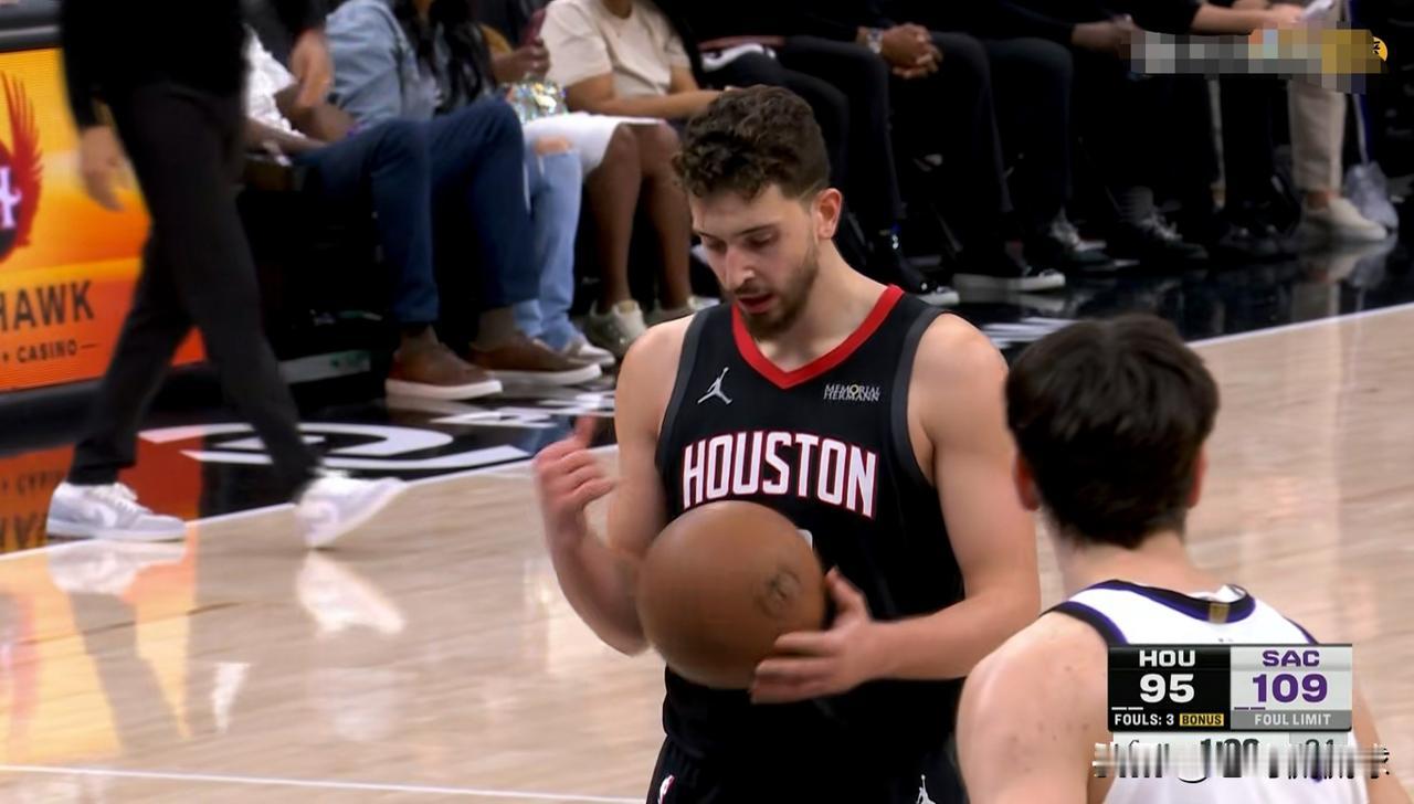 我忍不住要怒批火箭当家中锋申京！在今天火箭客场以98：111不敌国王的比赛中，伤