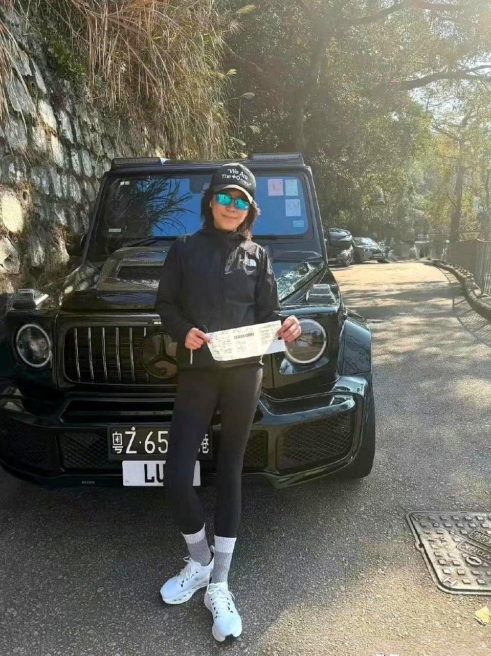 59岁刘嘉玲，把400块罚单玩明白了。新年第二天，2026年1月2号，刘嘉玲