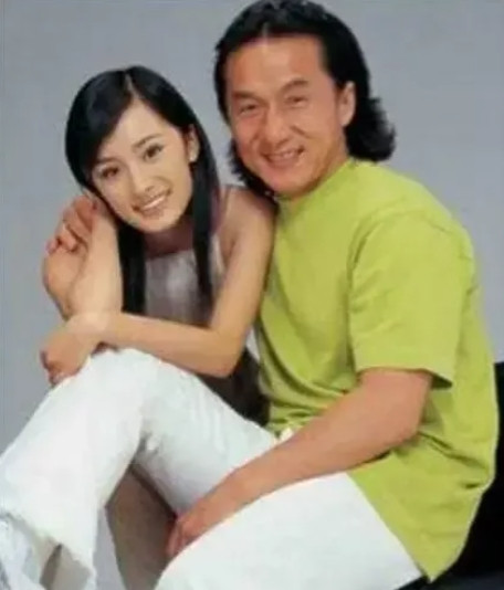 2003年，49岁的成龙，搭档杨幂拍摩托车广告时，把她搂在怀里，笑得特别开心，他