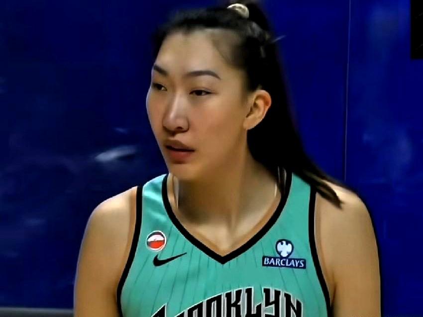 今天看球到深夜，纽约自由人93-85拿下王牌，捧起这届WNBA总裁杯。镜头里，