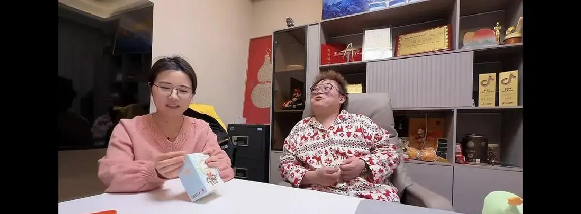 把老婆累死累活捧成年销千万的主播，老公“洞总”分钱时一句话，直接让她心态崩了。