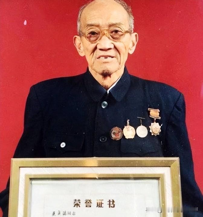 1953年，交换俘虏仪式，一位骨瘦如柴的男子向我方走来，他是志愿军60军180师