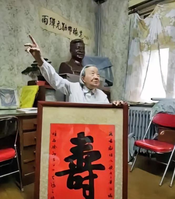 2023年8月,邓稼先的妻子许鹿希,在北京60多平米的老房里度过95岁生日!没有