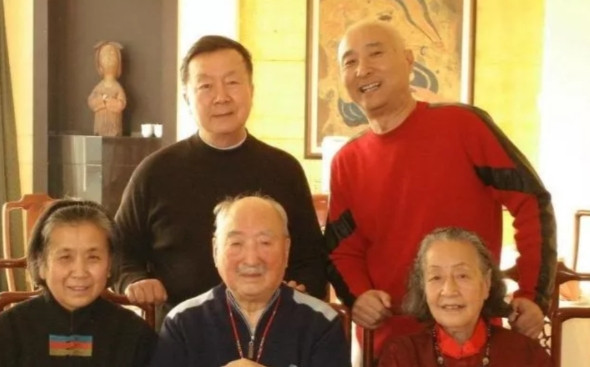 演员陈佩斯说，我小时候过得太幸福了，五六十年代，父亲月工资250元，五七、五八年