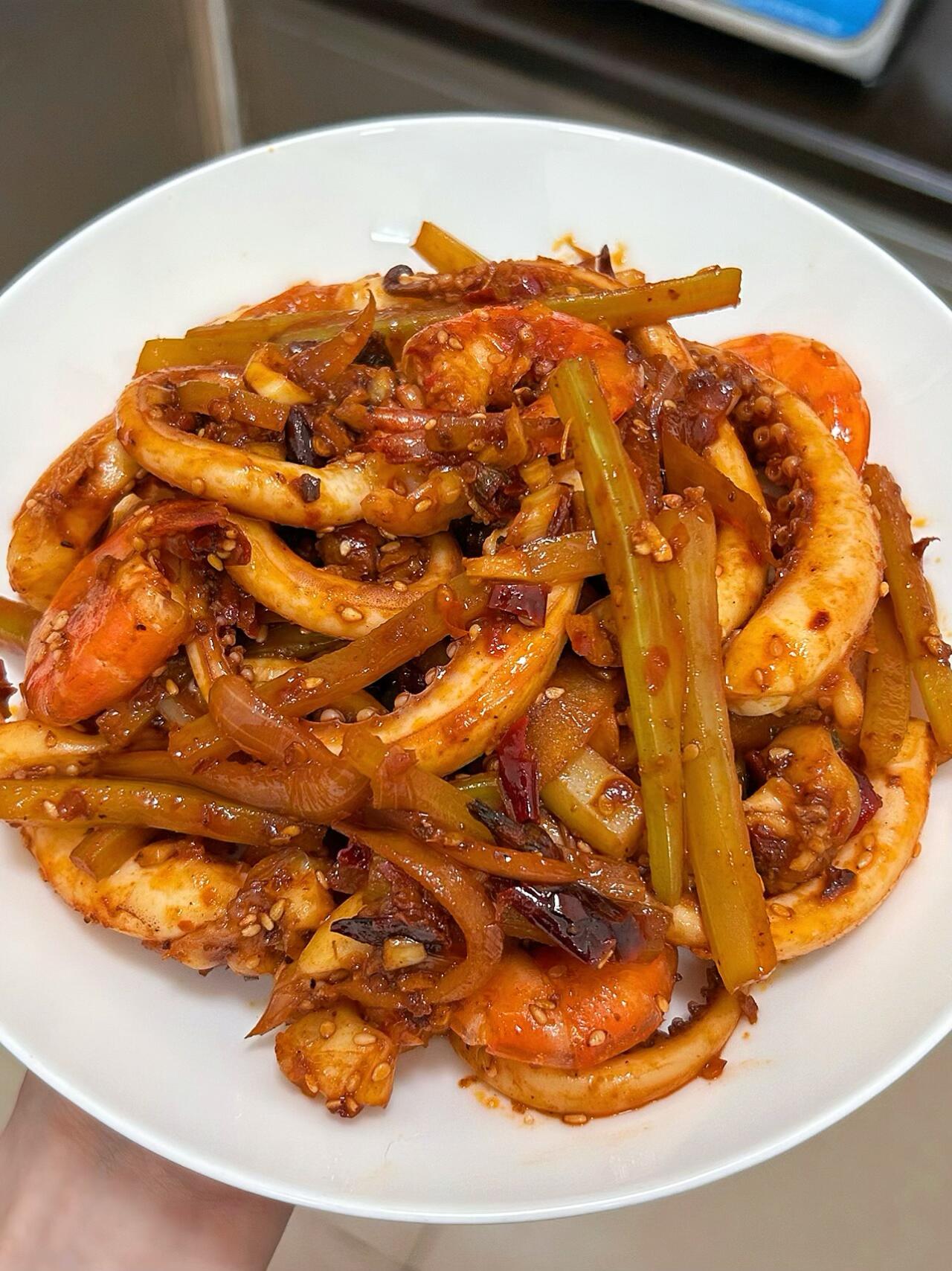 别再去饭店花冤枉钱了！这道干锅鱿鱼虾你在家做，味道绝对让你惊艳！大虾被煸得外