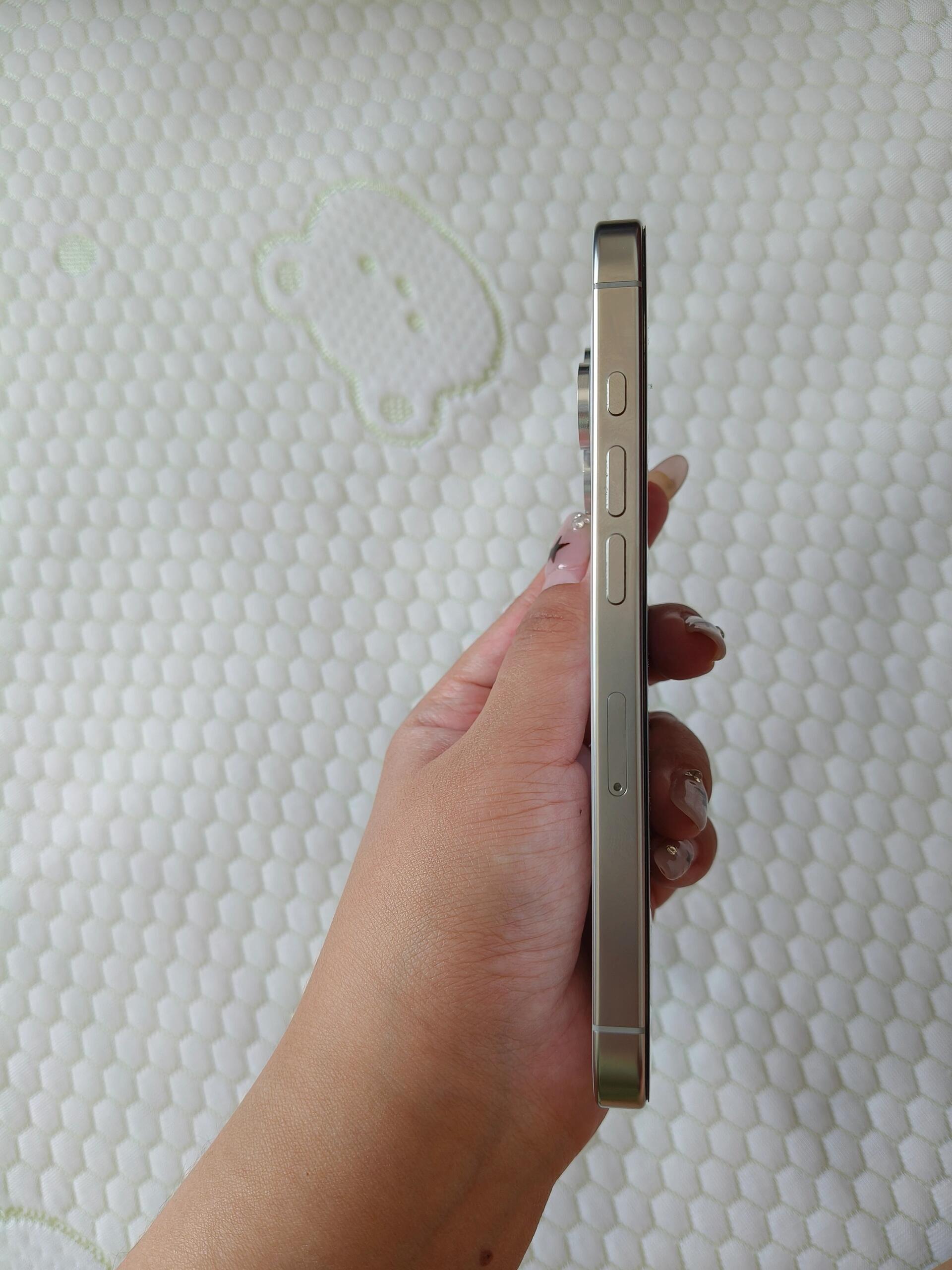网友说她的iPhone16Pro是弯的，能看出来吗？​​​