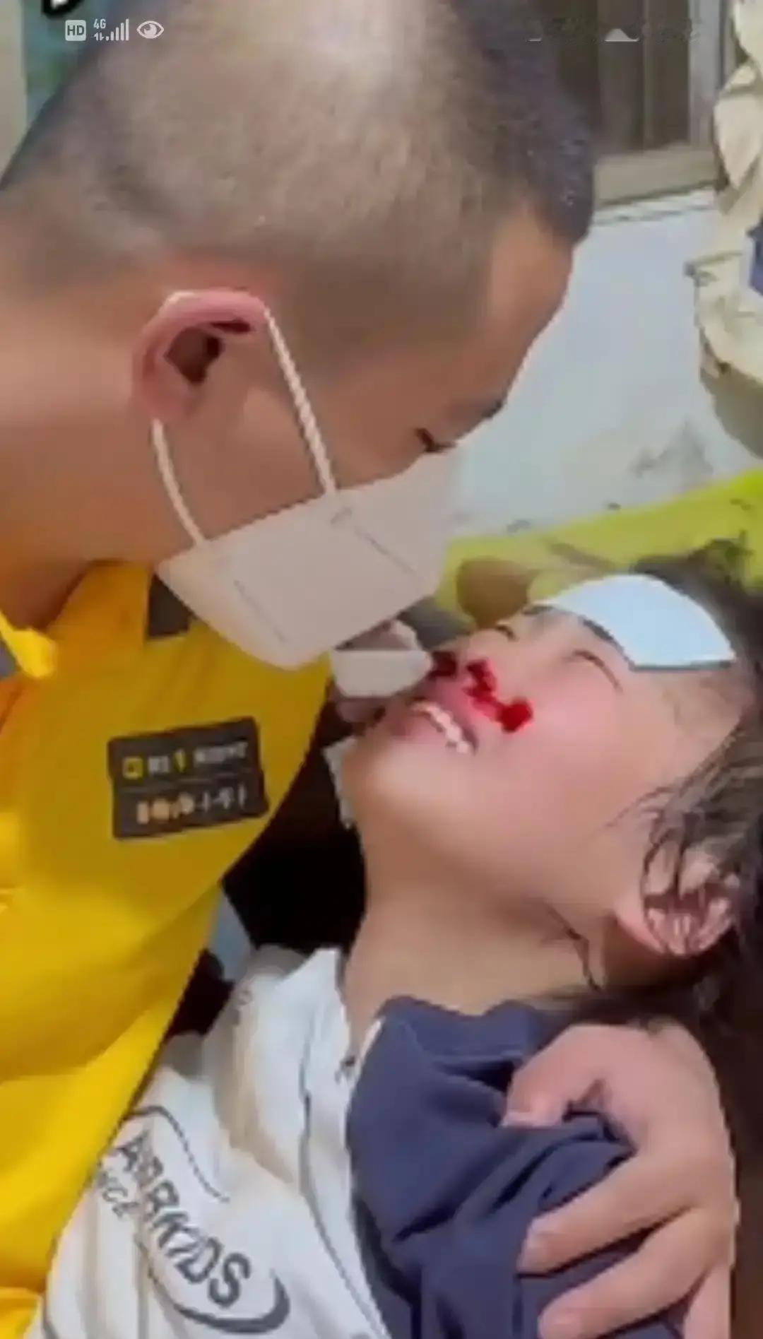 小女孩躺在病床上，瘦得只剩一双眼睛还亮，她小声跟爸爸说想穿新裙子拍照。爸爸听完