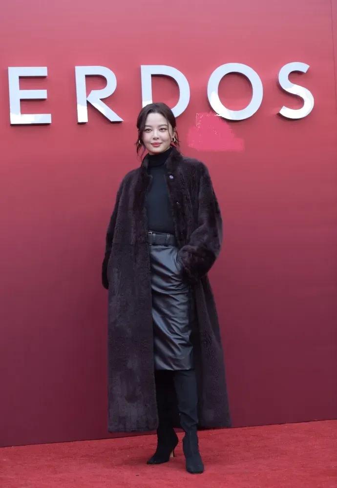 辛芷蕾这造型太绝了！皮草配皮裙又A又飒，状态年轻到犯规辛芷蕾出席时尚活动的