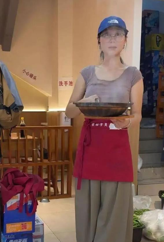 太出圈了！无锡18岁女孩暑期餐馆打工，当初约定每日八小时、月薪三千。完工离职