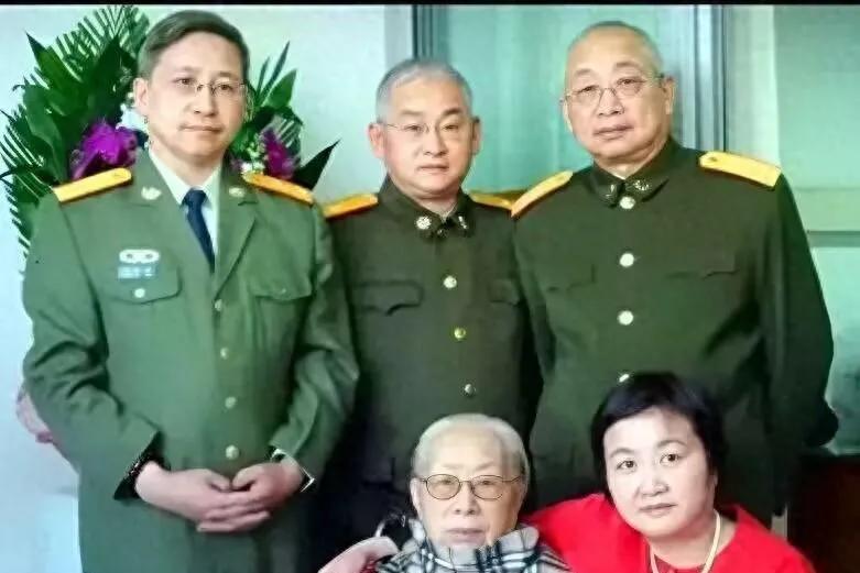 2008年，陈赓妻子傅涯和4个孩子的罕见合影，这一年，她迎来了自己的90岁大寿，