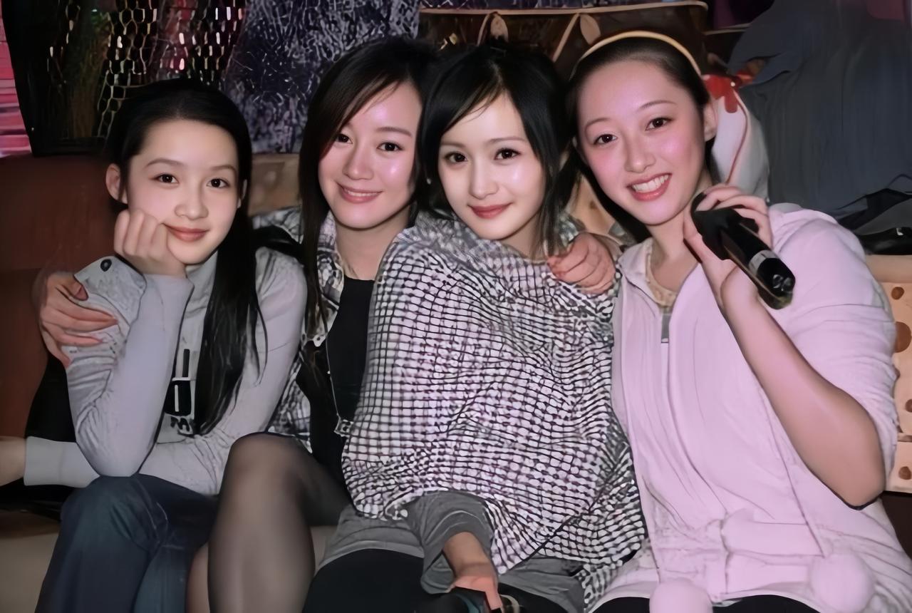 娱乐圈四位美女早期的合影，左起李沁、张檬、杨幂、蒋梦婕，那个时候四位才20岁左右