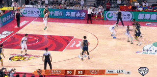 今晚CBA京粤大战以最戏剧化的方式结束：终场前16秒，广东外援萨姆纳迎着张才仁直