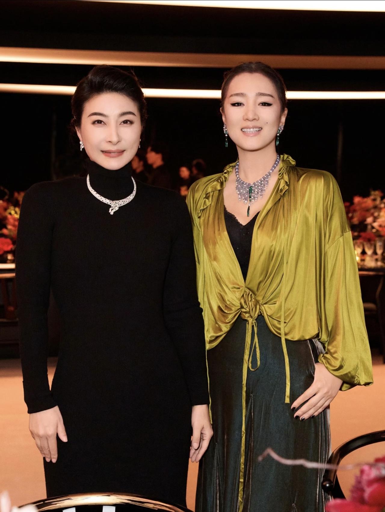 近日，巩俐回北京参加活动，60岁的她，依然女王范儿十足。巩俐与郭晶晶、宋佳、