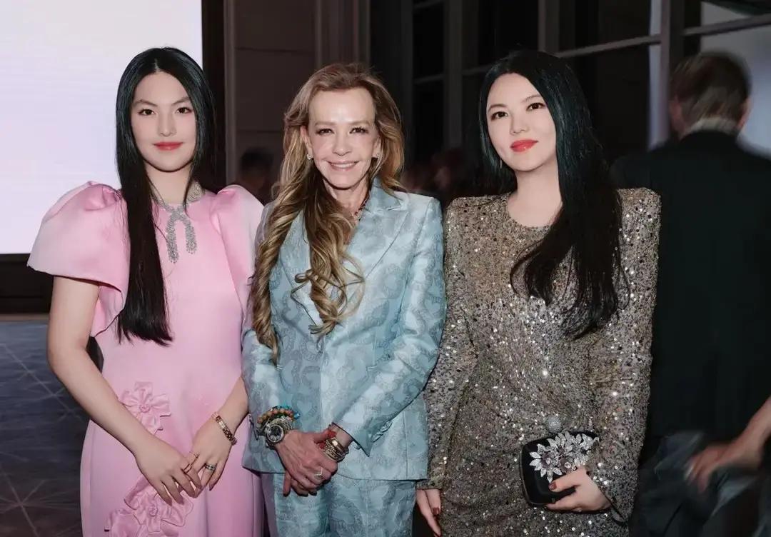 李湘每月花8万管理身材，真不是你看几节健身课能模仿的。你咬牙跳操时，她的团