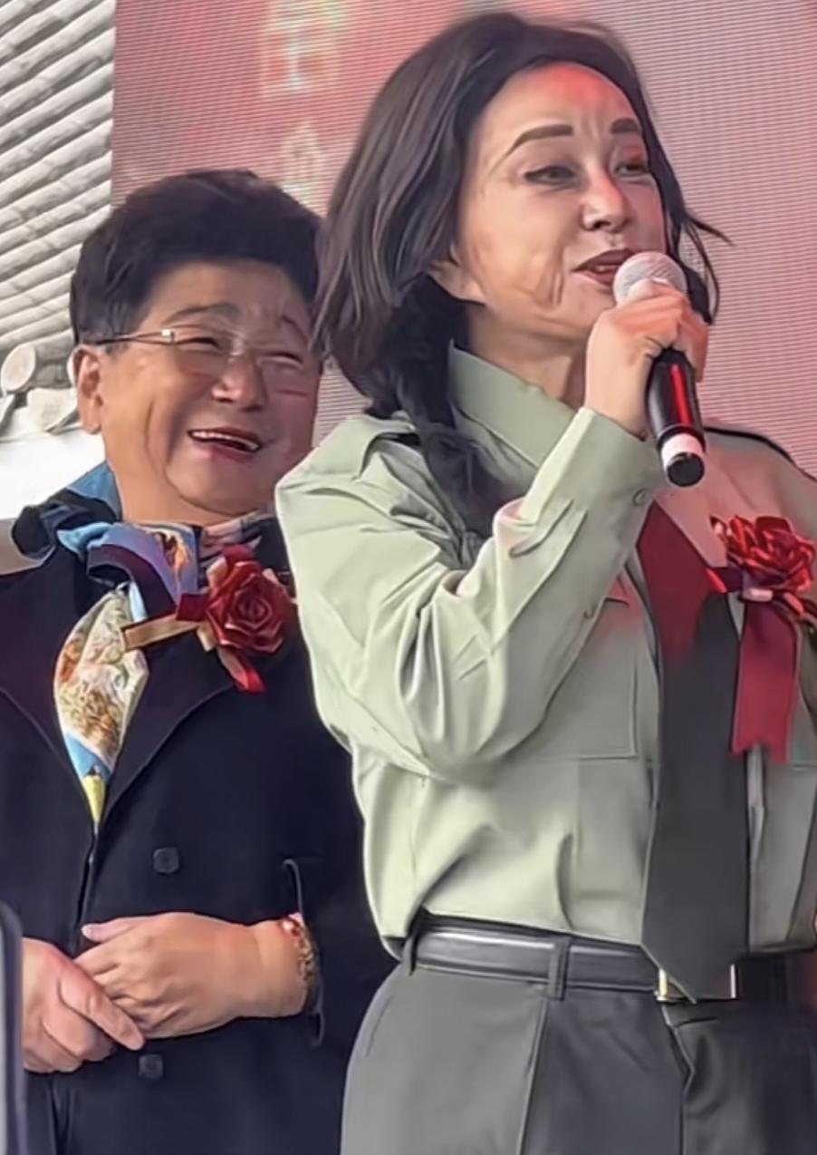 哪有不老女神之说呢，谁都会老的！这是75岁的刘晓庆最近参加活动时的原声图。无美颜