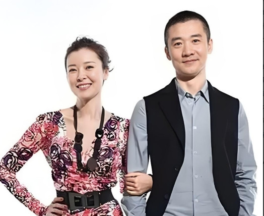 2011年，黄志忠爱上了年轻漂亮的柯蓝，选择与“琼瑶女郎”何音离婚。谁知，黄志忠