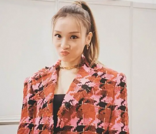 TVB前视后李佳芯离巢后成香饽饽，天价合同待签