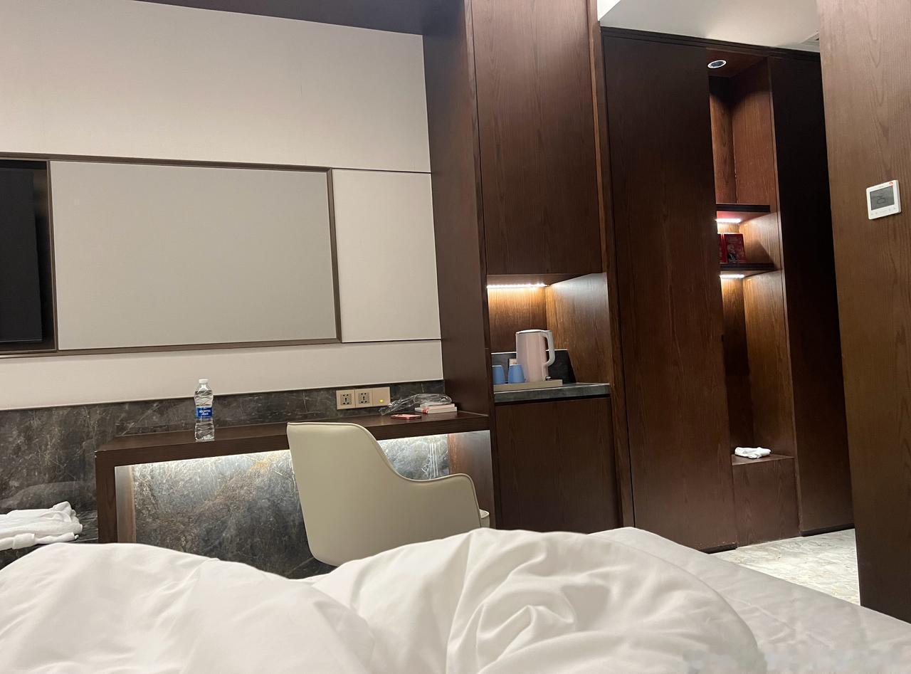 一下子心里很感慨，昨夜又是一年中秋和朋友在南京玩然后又去鸡鸣寺。国庆后我去趟广