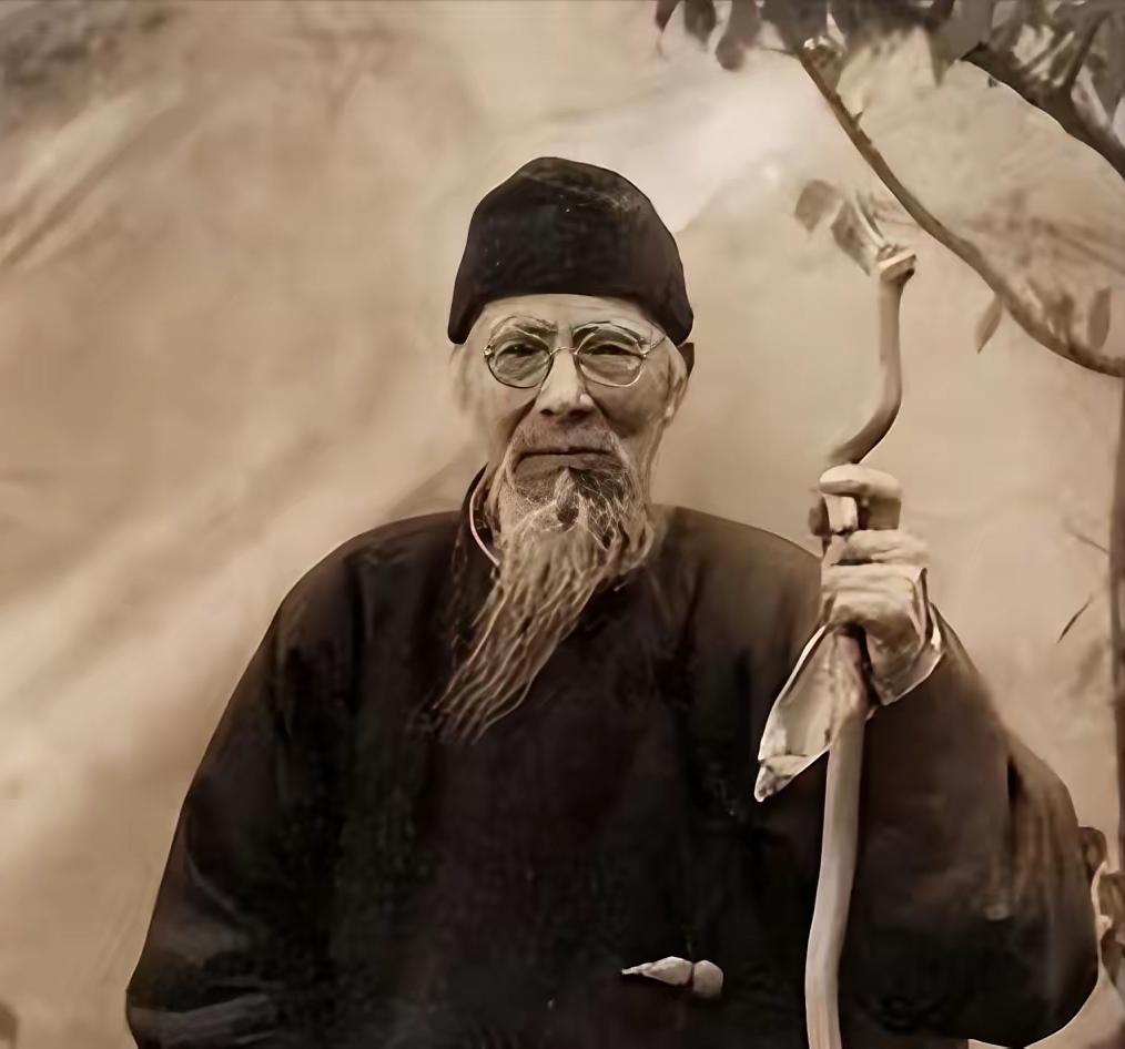 1957年，93岁高龄的齐白石闹着再婚，朋友给他介绍了一个44岁的女人，他勃然大