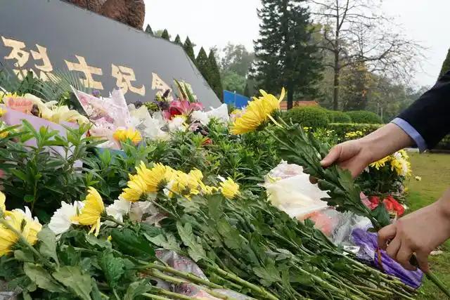 北京ICON市民专程到吴石烈士墓前悼念人们就这么自发地涌来了，捧着鲜花就站满了
