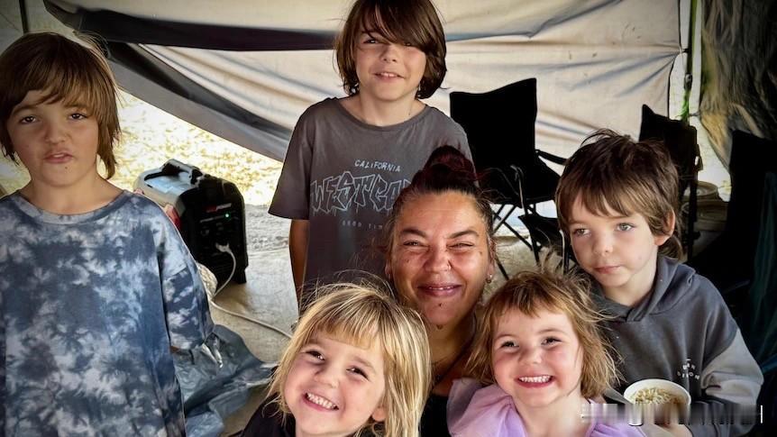 租房被拒200次！澳大利亚新州一家13口被迫“荒野求生”，母亲绝望：感觉自己好失