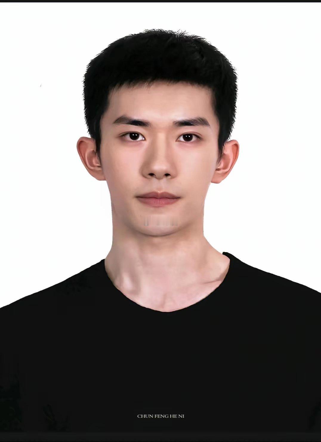 我觉得易烊千玺无疑是顶级电影脸。他骨相优越，轮廓分明、眉骨立体，经得起大银幕特写