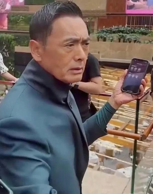 小时候喜欢周润发长大了不喜欢了那时候觉得他帅爆了！看《英雄本色》《赌神》那阵