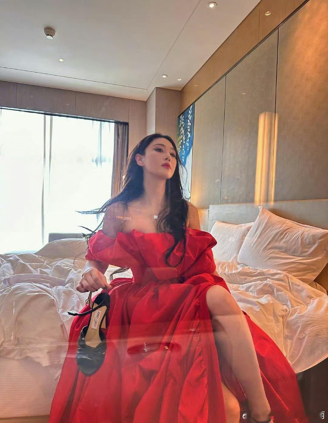 张馨予红玫瑰公主裙张馨予这身红玫瑰公主裙简直美出新高度，卷发配红裙，明艳动人。果
