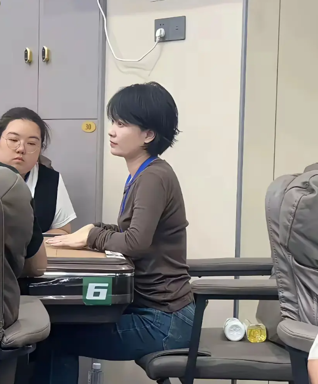 最优雅的麻将爱好者，不在乎输赢，眼镜让气质更佳。