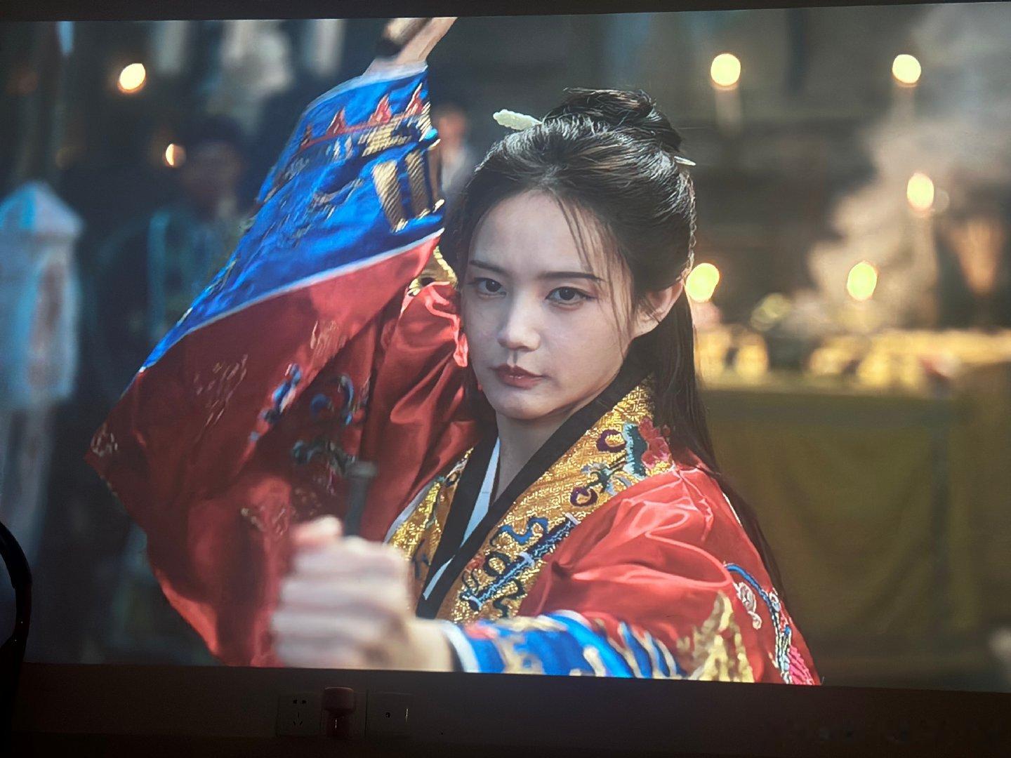 李一桐这个造型很漂亮。堪称整部片里最靓造型​