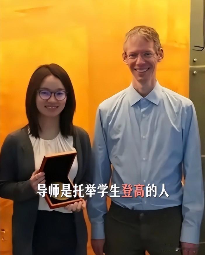 有个事，说出来你可能不信。全球数学界最顶尖的大佬，居然背着个旧双肩包，在窗外“