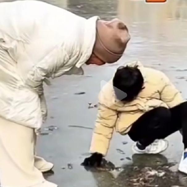 没妈的孩子像根草，照片里的汪希箖给人一种从小没人关注，自顾自玩耍长大的感觉。