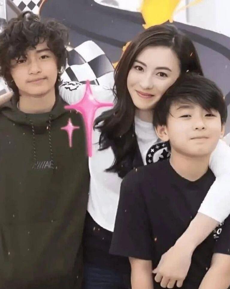 张柏芝带仨儿子，为啥越活越轻松？真相太扎心越不把自己当保姆，妈妈越轻松，孩子越懂