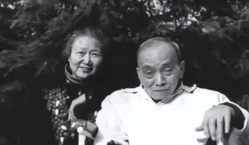 1949年4月，国民党少将范纪曼要被执行死刑，临刑前，他说要上个厕所，但谁也没有