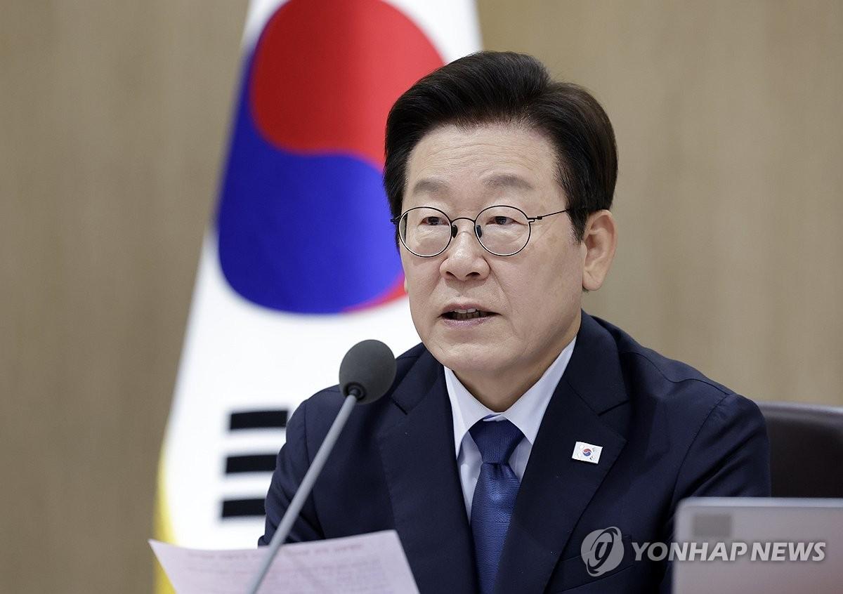 我觉得亚洲国家应该感谢一个人，那就是现任韩国总统李在明，若不是李在明挺身而出，翻