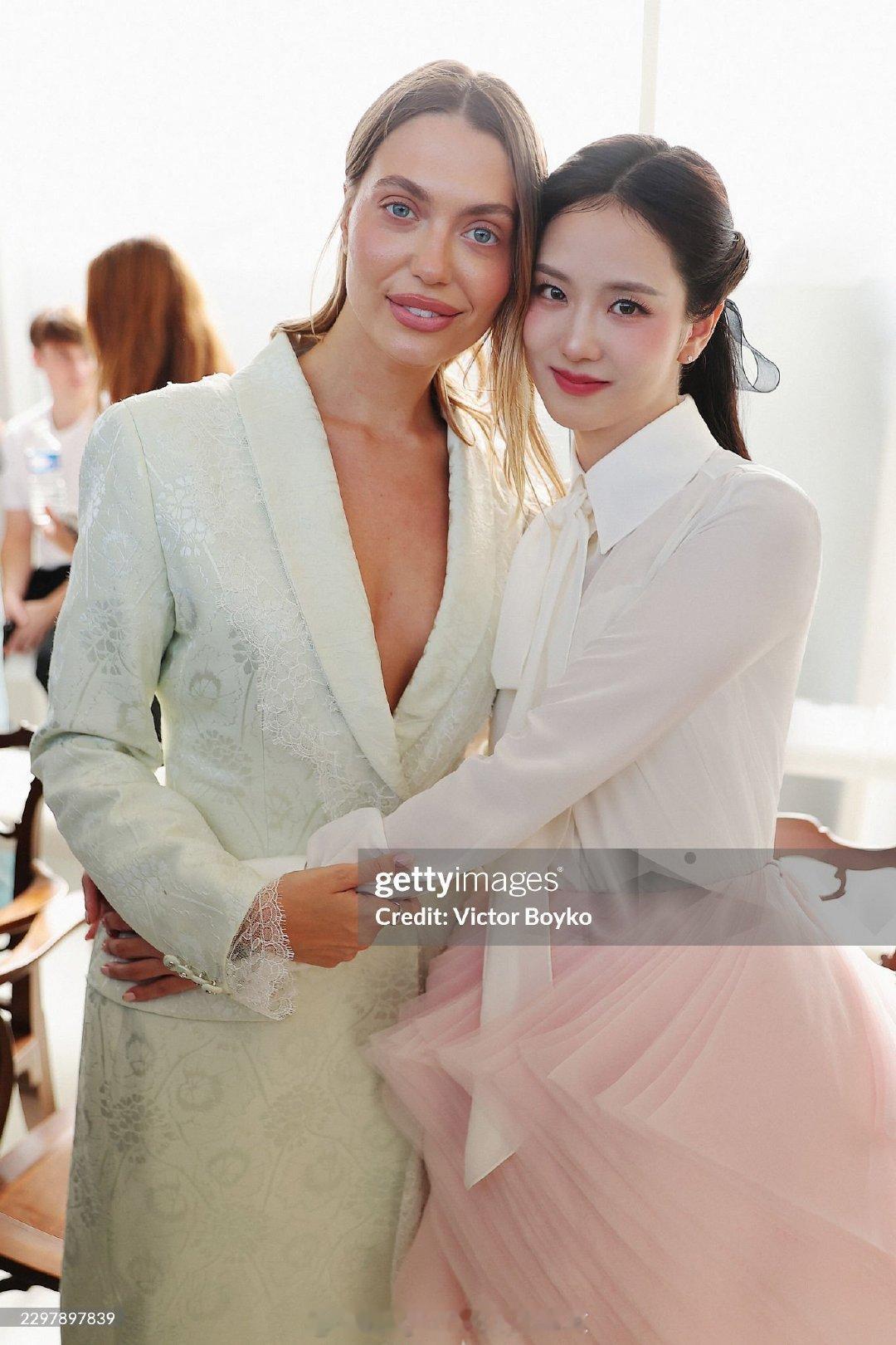 BLACKPINK成员金智秀以专车VIP入场、超超季定制成衣全球首穿、品牌副董事总经理亲自迎接等顶格