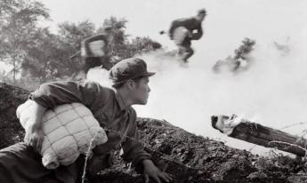 1941年2月，一个八路军战士在炸敌人炮楼的时候，不小心放错了位置，气得副团
