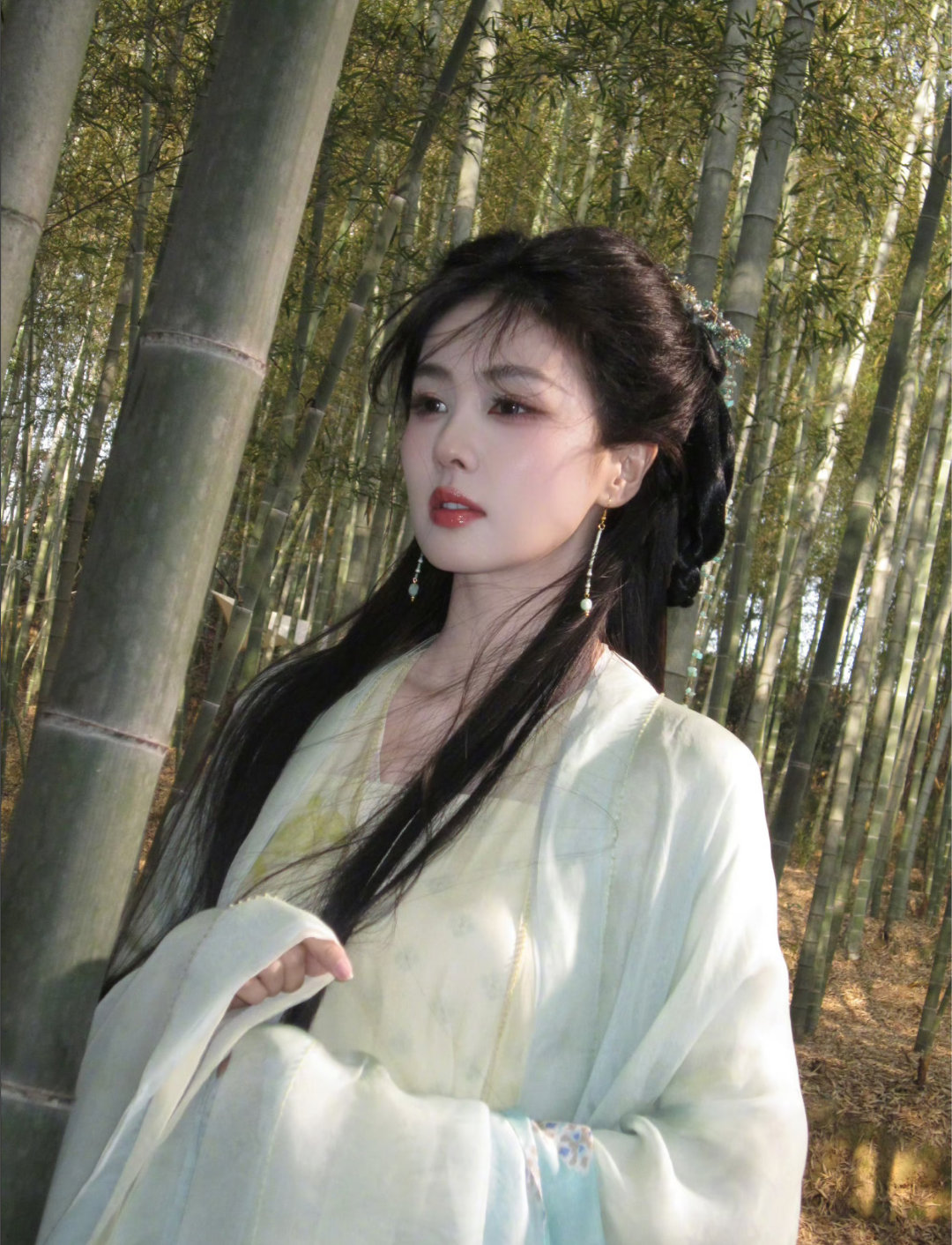 白鹿提前给夏天的莫离打call是谁的期待值已经被白鹿拉满啦☀️温柔喊话在线应援，