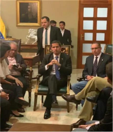 120人撬动美国后院！俄军顾问团空降委内瑞拉美军航母群集体哑火美国后院直