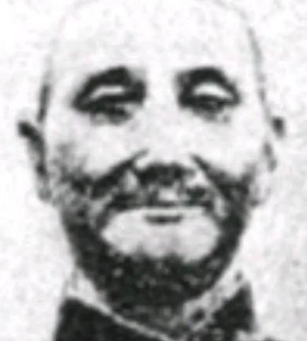 1934年，川军军长郭汝栋在望远镜里看着红军抬着担架过山脊，随后又突然下令全军开