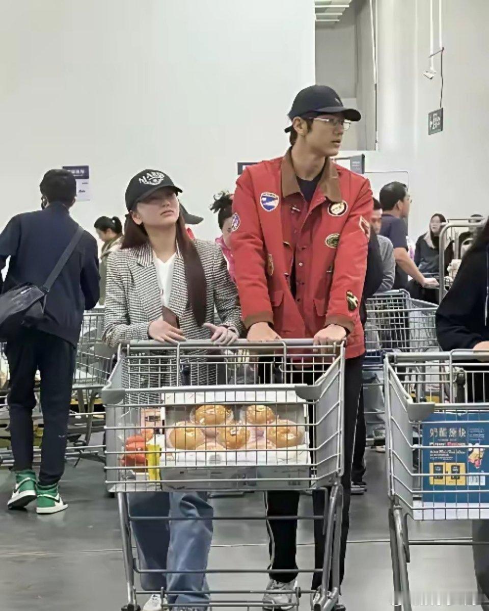 金莎和孙丞潇逛超市那模样，直接把滤镜扯碎啦！二十几岁的小伙子一脸沧桑，没了镜头对